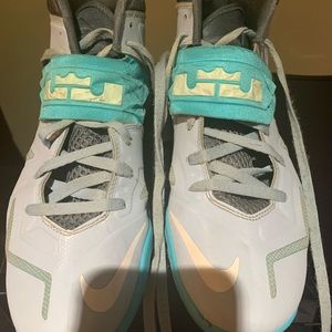 Nike LeBron Zoom Soldier VII